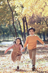 快乐儿童在户外奔跑图片
