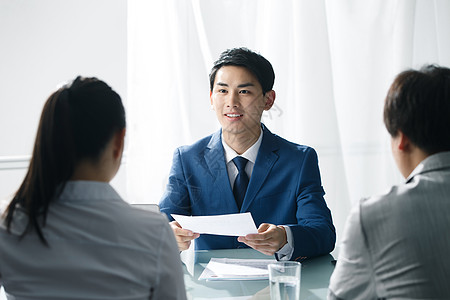 商务人士简历面试新人图片