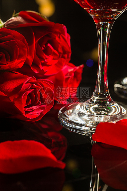 浪漫高脚杯情人节红酒和玫瑰图片