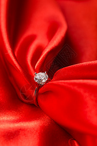 爱庆祝垂直构图红丝绸和钻石戒指图片