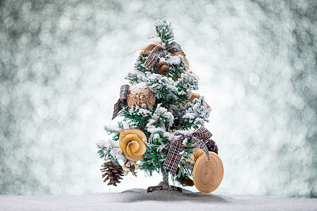 水平构图松树悬挂的圣诞树高清图片