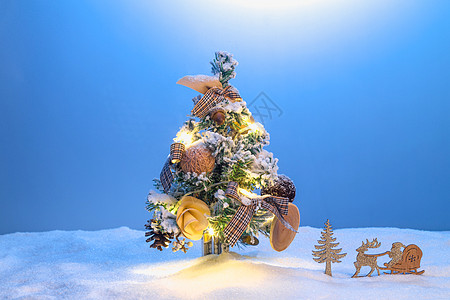 雪景无人影棚拍摄圣诞节静物图片