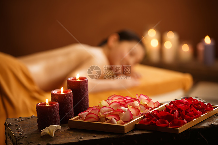 俱乐部会所东亚身体保养年轻女人在室内做spa