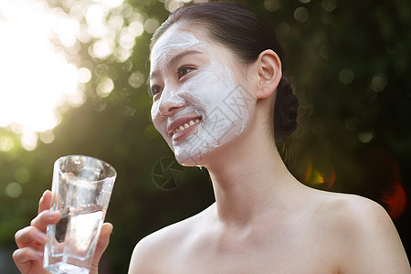 年轻女人在户外做SPA高清图片