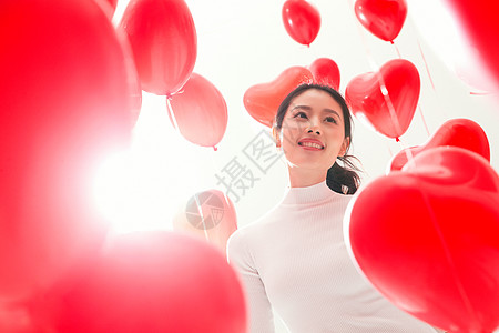 心形气球气氛心型情人节青年女人和气球背景