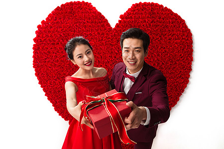 红色爱心包装盒青年人户内色彩鲜艳浪漫情侣背景
