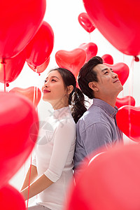 爱心气球下的浪漫情侣图片