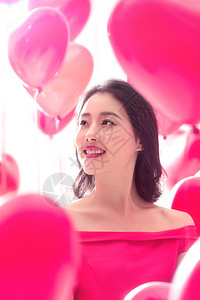 气泡爱心装饰心型25岁到29岁节日青年女人和气球背景