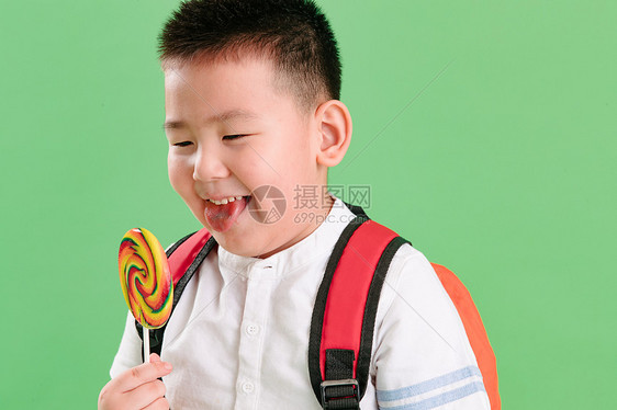 无忧无虑希望活力可爱的小男孩拿着棒棒糖图片