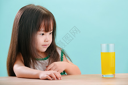 半身像亚洲天真可爱的小女孩喝饮料图片