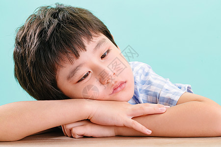 人水平构图亚洲趴着想睡觉的小男孩图片