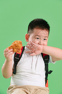 活力偏好户内可爱的小男孩吃炸鸡图片