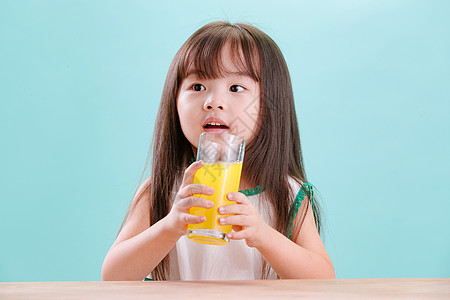 可爱的小女孩喝饮料图片