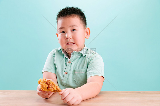 可爱的小男孩吃炸鸡图片
