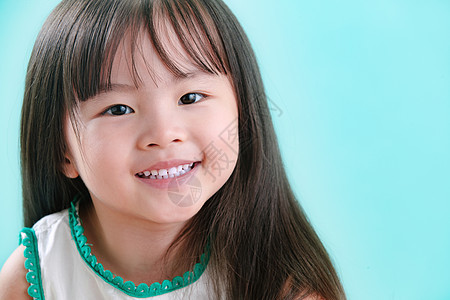 愉悦东方人影棚拍摄小女孩的可爱表情图片