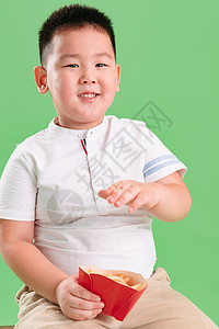 吃爆米花胖子东方人摄影美味可爱的小男孩吃薯条背景