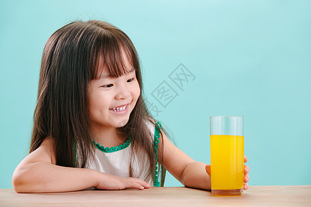 成长营养清新可爱的小女孩喝饮料图片