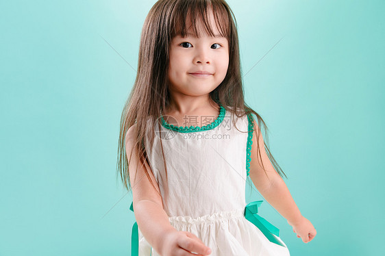 水平构图快乐单纯小女孩的可爱表情图片