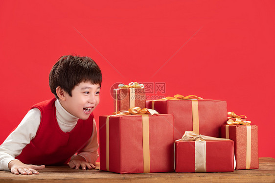 礼品希望天真小男孩和新年礼物图片