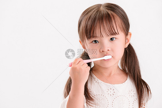 个人护理户内幸福小女孩刷牙图片
