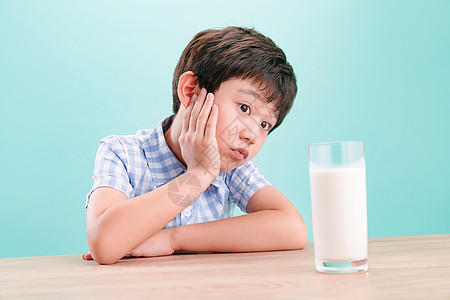 纯净饮料愉悦小男孩看着一杯牛奶图片