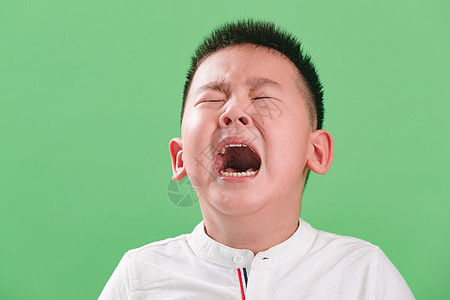 亚洲天真影棚拍摄伤心的小男孩哭图片