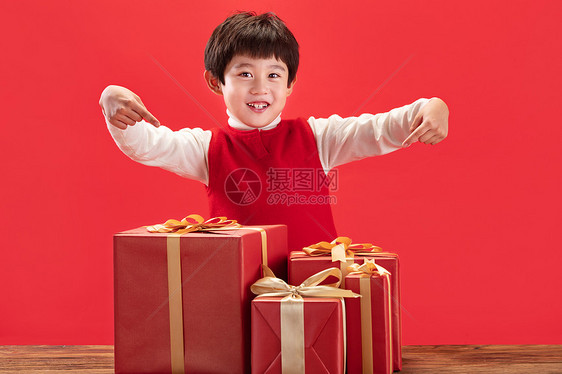 注视镜头快乐彩色图片小男孩和新年礼物图片