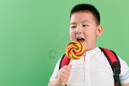 糖果吃天真可爱的小男孩拿着棒棒糖图片