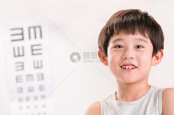 小男孩和视力表图片