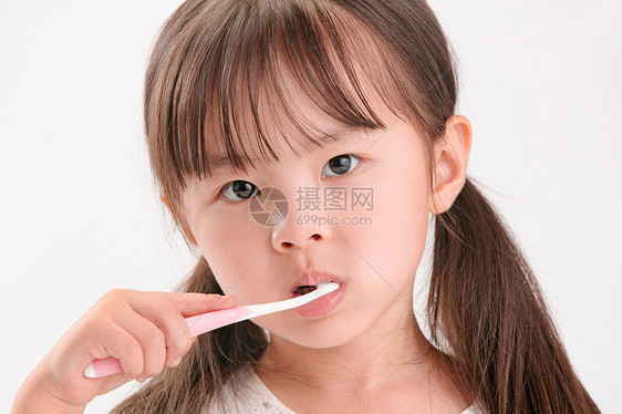 天真牙刷4岁到5岁小女孩刷牙图片