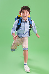 垂直构图休闲装亚洲背书包的快乐小学生图片
