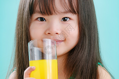 活力东方人渴望可爱的小女孩喝饮料图片