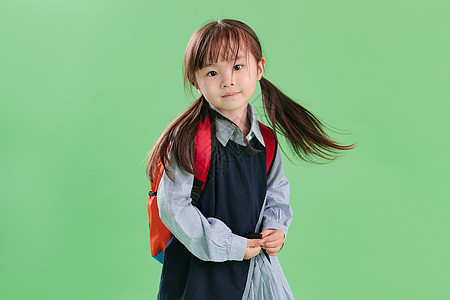 好奇心纯洁东方人背书包的快乐小学生背景图片