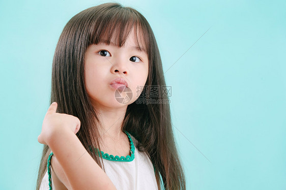 成长可爱的东方人小女孩生气的可爱表情图片
