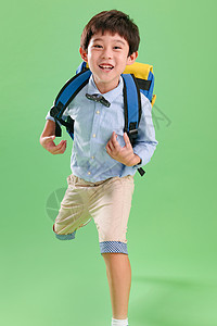 儿童教科书纯净背书包的快乐小学生背景图片