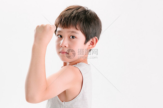 纯净单纯东亚做强壮动作的可爱小男孩图片