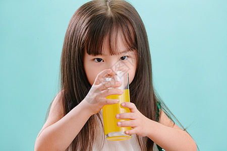 成长活力愉悦可爱的小女孩喝饮料图片