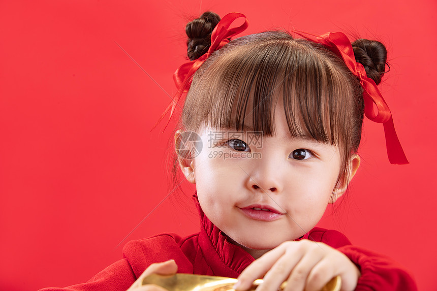 文化节日单纯小女孩拿着金元宝过新年图片