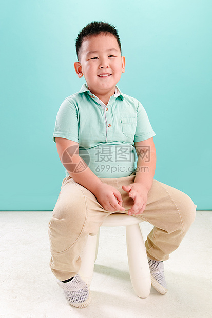 4岁到5岁坐着肖像小男孩的可爱表情图片