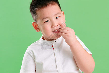 可爱的小男孩在吃东西图片