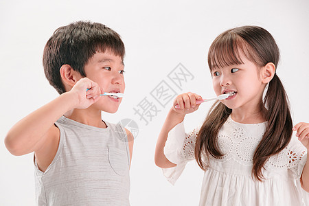 摄影幸福童年两个小朋友刷牙图片