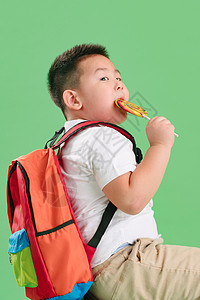 摄影学生影棚拍摄可爱的小男孩拿着棒棒糖图片