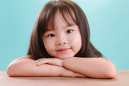 东亚微笑纯洁小女孩的可爱表情图片
