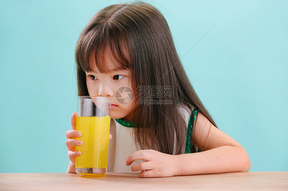 纯洁人营养可爱的小女孩喝饮料图片