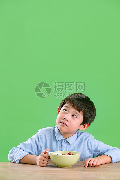 东亚垂直构图幸福小男孩吃东西图片