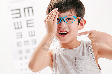 天真测量东亚小男孩测视力图片