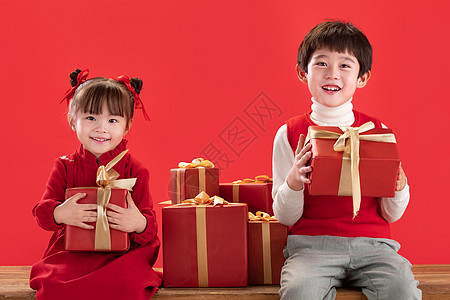 喜庆传统节日活力拿着礼物的小朋友过新年图片