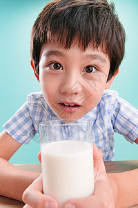 8岁到9岁无忧无虑杯子小男孩和一杯牛奶图片