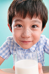 微笑影棚拍摄渴望小男孩和一杯牛奶图片