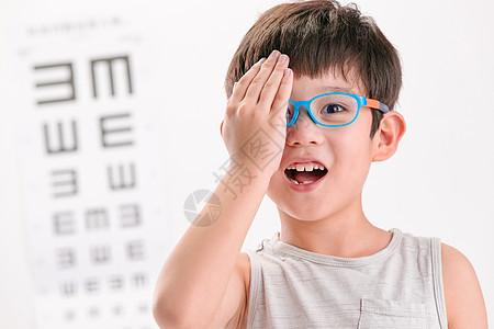 水平构图快乐8岁到9岁小男孩测视力图片